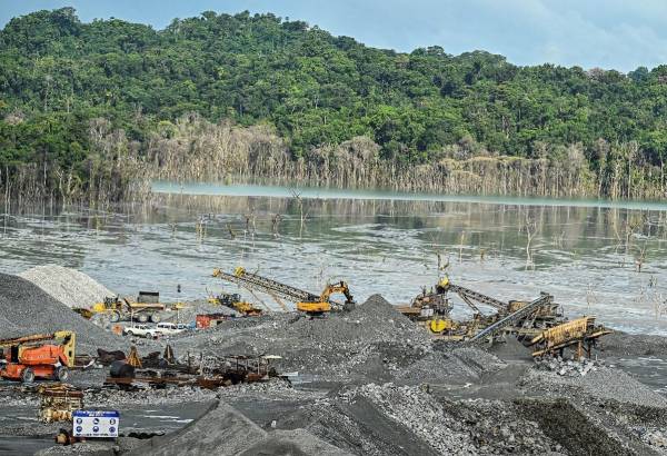 <i>Vista de las máquinas trabajando en la mina Cobre Panamá en Donoso, provincia de Colón, 120 km al oeste de la ciudad de Panamá, el 6 de diciembre de 2022. FOTO LUIS ACOSTA / AFP</i>