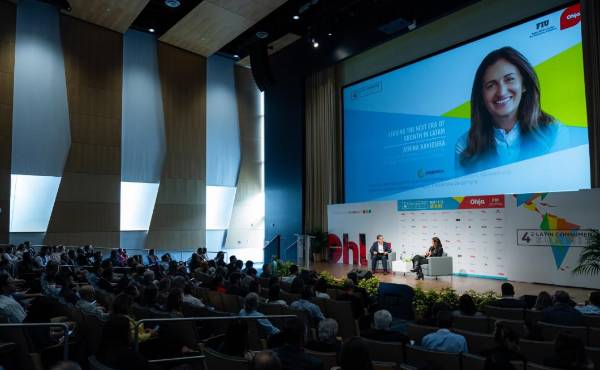 <i>El Summit también abrió espacio para conversaciones sobre economía, geopolítica y liderazgo regional. El cierre estuvo marcado por una conversación con Juan Guaidó, quien reflexionó sobre los desafíos políticos, económicos e institucionales que enfrenta América Latina. FOTO CORTESÍA</i>