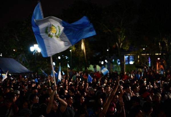 <i>Los partidarios del presidente electo de Guatemala, Bernardo Arévalo, permanecieron fuera del Palacio Nacional de Cultura esperando el inicio de la ceremonia de inauguración de Arévalo en la Ciudad de Guatemala, desde el 14 de enero de 2024. FOTO MARTIN BERNETTI / AFP</i>