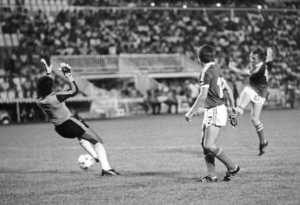 <i>Las selecciones de El Salvador y Hungría jugaron en el grupo C del Mundial de España'82, que el equipo húngaro ganó por 10-1. En la imagen, el húngaro Laszlo Kiss (d) remata ante el portero Luis Guevara Mora. EFE/fs</i>