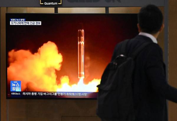 <i>Un hombre pasa junto a una pantalla de televisión que muestra una transmisión de noticias con imágenes de archivo de una prueba de misiles norcoreanos, en una estación de tren en Seúl el 24 de agosto de 2023. El último intento de Corea del Norte de poner en órbita un satélite espía terminó en fracaso, afirma dijeron los medios de comunicación el 24 de agosto, pocos meses después de que el primer lanzamiento de Pyongyang se estrellara en el océano poco después del despegue. (Foto de Jung Yeon-je / AFP)</i>