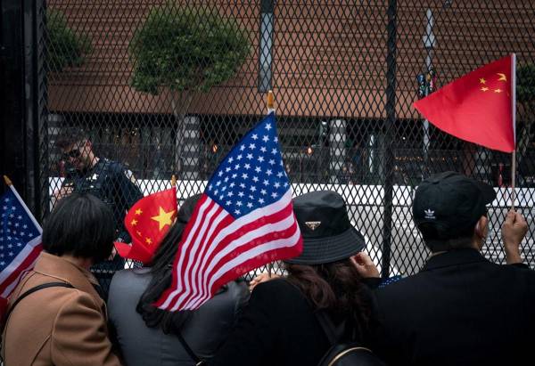 <i>Los partidarios y simpatizantes del presidente chino Xi Jinping esperan a que su caravana llegue al Hotel St. Regis el 14 de noviembre de 2023 en San Francisco, California. Xi está en la ciudad para asistir a la cumbre anual del Foro de Cooperación Económica Asia-Pacífico (APEC). FOTO Kent Nishimura/Getty Images/AFP</i>