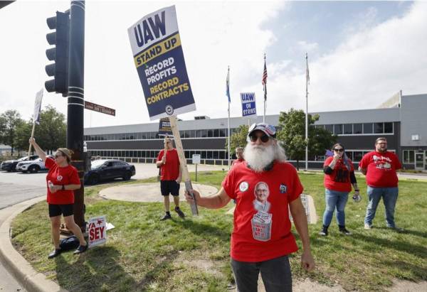 <i>Miembros y trabajadores de la UAW sostienen carteles frente a la planta de ensamblaje de Ford en Chicago después de abandonar sus trabajos en Chicago, Illinois, el 29 de septiembre de 2023. Otros 7.000 miembros del mayor sindicato de trabajadores automotrices de EE. UU. se unieron el viernes a una huelga que ya era importante contra los tres principales. Fabricantes de automóviles de Detroit.KAMIL KRZACZYNSKI / AFP</i>