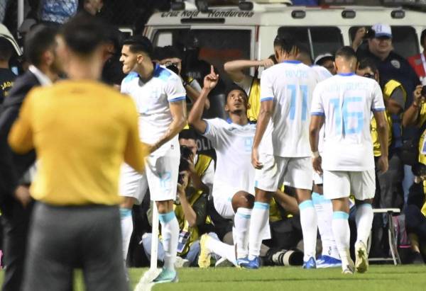 <i>El delantero de Honduras Antony Lozano (C) celebra con sus compañeros de equipo después de anotar un gol durante el partido de fútbol de cuartos de final de la Liga de Naciones de la Concacaf entre Honduras y México en el Estadio Nacional de Tegucigalpa el 17 de noviembre de 2023. FOTO Orlando SIERRA/AFP</i>