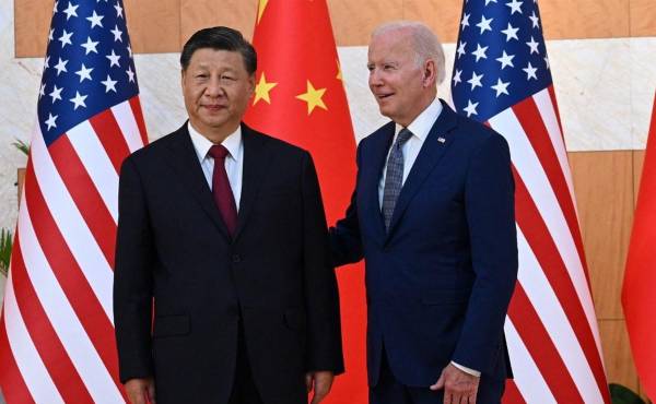 (ARCHIVOS) El presidente estadounidense Joe Biden (derecha) y el presidente de China, Xi Jinping (izq.), se reúnen al margen de la Cumbre del G20 en Nusa Dua, en la isla turística indonesia de Bali, el 14 de noviembre de 2022. FOTO SAUL LOEB / AFP