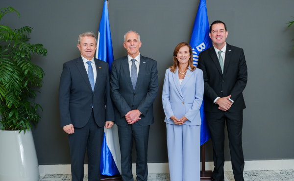 <i>En el marco de las reuniones, las autoridades revisaron el avance de la cartera de infraestructura que el BCIE impulsa en Honduras, superior a US$1,400 millones. Foto de cortesía</i>