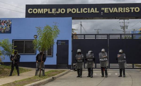 <i>La policía antidisturbios monta guardia frente al Complejo Policial Evaristo Vásquez, conocido como “El Chipote”, donde permanece detenido el candidato prepresidente nicaragüense Juan Sebastián Chamorro, en Managua el 30 de junio de 2021. 21 opositores al gobierno del presidente nicaragüense Daniel Ortega han sido detenidos hasta hoy, incluidos cinco precandidatos presidenciales. STR / AFP</i>