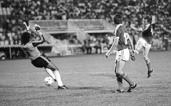 <i>Las selecciones de El Salvador y Hungría jugaron en el grupo C del Mundial de España'82, que el equipo húngaro ganó por 10-1. En la imagen, el húngaro Laszlo Kiss (d) remata ante el portero Luis Guevara Mora. EFE/fs</i>