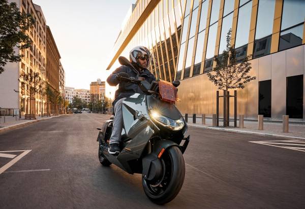 Según su actividad económica, el 38,9 % de las nuevas empresas se dedica al Comercio y reparación de vehículos automotores y motocicletas, seguido por un 14,7 % de otros servicios y 10 % de servicios prestados a empresas. Foto de archivo