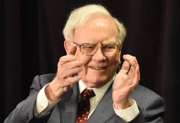 Buffett parecen dejar una cartera más diversificada, menos concentrada en una sola acción y con mayor liquidez. (Foto: EFE)