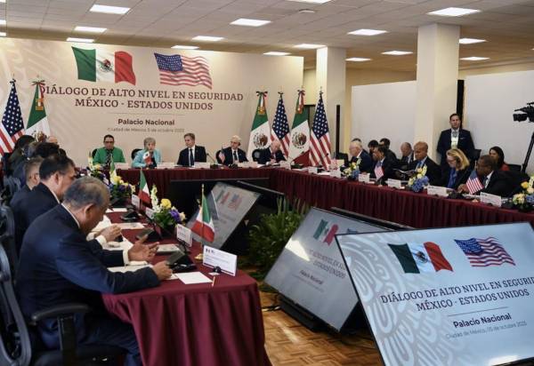 <i>La Ministra de Relaciones Exteriores de México, Alicia Bárcena (C, izquierda) y el Secretario de Estado de Estados Unidos, Antony Blinken (C, derecha), encabezan el diálogo de seguridad de alto nivel entre Estados Unidos y México en el Palacio Nacional de la Ciudad de México el 5 de octubre de 2023. Blinken llegó a México para conversaciones de seguridad. FOTO Rodrigo ARANGUA/AFP</i>