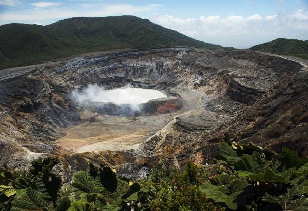 <i>Ubicado en la cordillera central, tiene un cráter de 1,3 km de diámetro en el que hay un lago que tenía 14 metros de profundidad que mantenía controlada las emanaciones de gases y cenizas. FOTO Ezequiel BECERRAEZEQUIEL BECERRA / AFP</i>