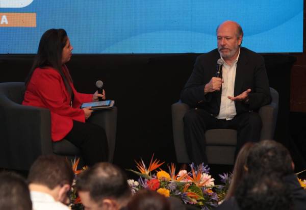 Rodrigo Baessa Iunge, decano Universidad Galileo; modera: Alejandra Ordóñez / E&amp;N