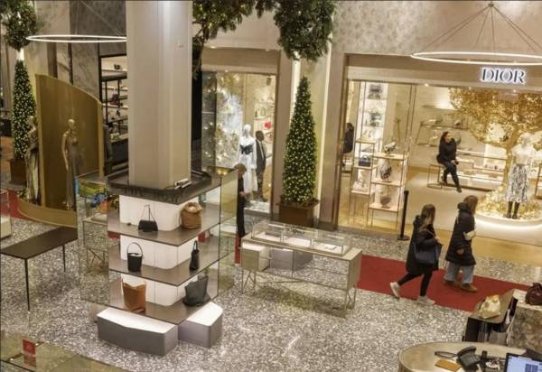 <i>El comunicado de la compañía advirtió que las tiendas de Saks Fifth Avenue “están abiertas y atienden a los clientes”. (Foto: EFE/Sarah Yenesel)</i>