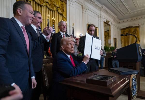 <i>El presidente de EE. UU., Donald Trump (frente C), muestra un decreto ejecutivo firmado, en la Casa Blanca en Washington, DC, EE. UU., el 8 de abril de 2025 EFE/Al Drago / POOL</i>