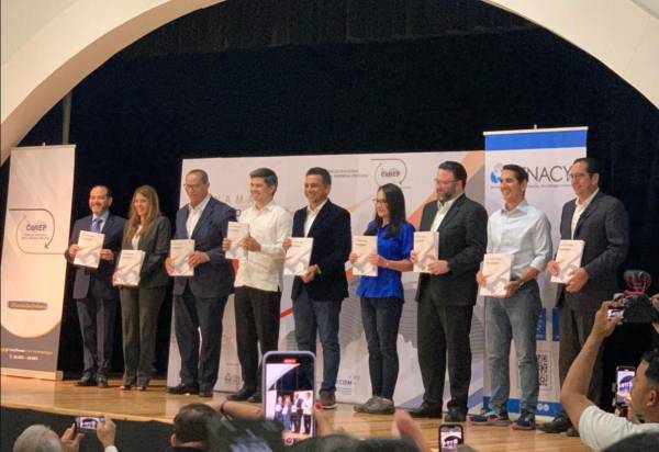 <i>Empresa privada entrega de la Visión País 2050 a representantes y candidatos a la Presidencia de la República. FOTO CONEP</i>