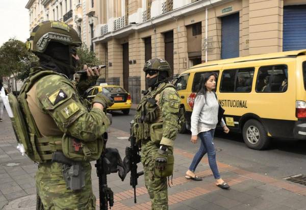 <i>Los soldados están desplegados en el centro de Quito el 9 de enero de 2024, un día después de que el presidente ecuatoriano, Daniel Noboa, declarara el estado de emergencia tras la fuga de prisión de un peligroso jefe narco. Al menos cuatro agentes de policía fueron secuestrados en Ecuador luego de que el 8 de enero se declarara el estado de emergencia por 60 días después de que el peligroso líder de una pandilla, Adolfo Macías, también conocido como Fito, escapara de una detención de máxima seguridad.Rodrigo BUENDÍA / AFP</i>