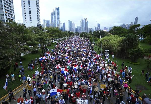 <i>Los manifestantes protestan contra el contrato gubernamental con la empresa minera canadiense First Quantum -y su filial Minera Panamá- en la Ciudad de Panamá, Panamá, el 26 de octubre de 2023. FOTO LUIS ACOSTA / AFP</i>