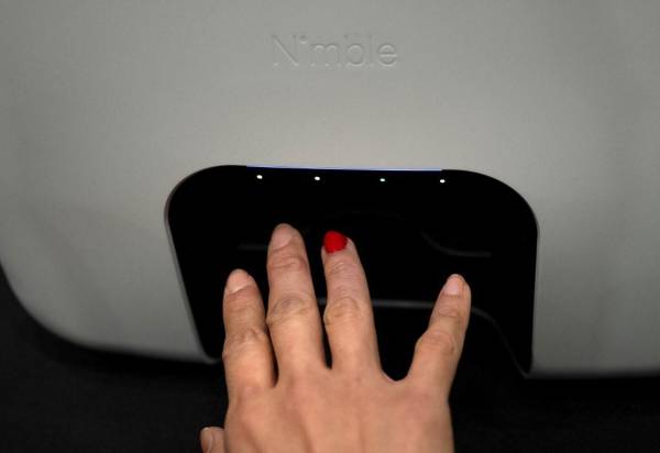 <i>Una persona usa el dispositivo Nimble Beauty de Nimble Beauty para pintarse las uñas durante la experiencia digital de Pepcom en el resort The Mirage durante el Consumer Electronics Show (CES) en Las Vegas, Nevada, el 8 de enero de 2024.Brendan Smialowski/AFP</i>