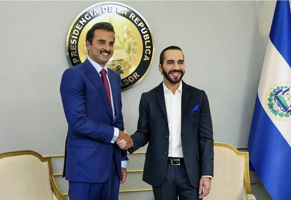 <i>Fotografía publicada por la oficina de prensa de la Presidencia de El Salvador que muestra al emir jeque Tamim bin Hamad Al-Thani (izq.) de Qatar con el presidente de El Salvador, Nayib Bukele, en la casa presidencial, en San Salvador, El Salvador, el 13 de septiembre de 2023.</i>