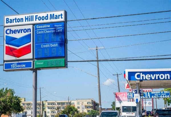 <i>Chevron pretende aumentar sus recompras de acciones en 2.500 millones de dólares, hasta alcanzar los 20.000 millones de dólares al año. FOTO AFP</i>