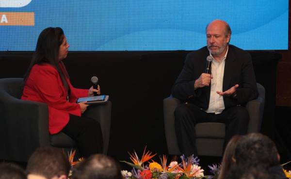 Rodrigo Baessa Iunge, decano Universidad Galileo; modera: Alejandra Ordóñez / E&amp;N