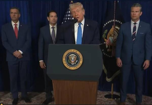 <i>Captura de video tomada de una transmisión de La Casa Blanca del presidente de Estados Unidos, Donald Trump (c), durante una declaración junto al secretario de Estado Marco Rubio (2-i) y el secretario de Guerra Pete Hegseth (d), desde Palm Beach (FL, EE.UU.). EFE/ La Casa Blanca</i>