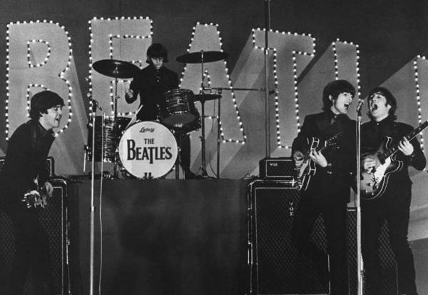 <i>(ARCHIVOS) Esta foto tomada el 30 de junio de 1966 muestra a la banda británica The Beatles, (de izquierda a derecha) Paul McCartney, Ringo Starr, George Harrison y John Lennon, actuando durante su concierto en el Budokan de Tokio. FOTO JIJI PRESS / AFP</i>