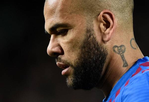 <i>El defensa brasileño del Barcelona, Dani Alves, mira durante el partido de fútbol de la liga española entre el FC Barcelona y el CA Osasuna en el estadio Camp Nou de Barcelona el 13 de marzo de 2022. FOTO Josep LAGO/AFP</i>