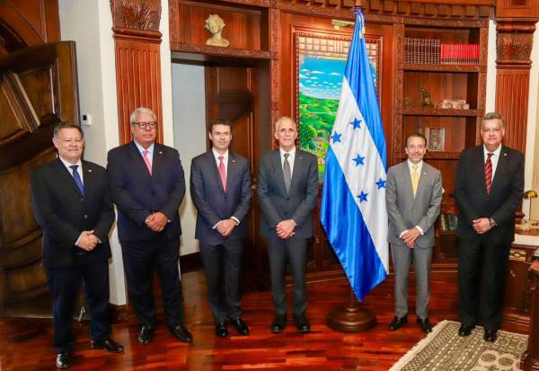 <i>Ejecutivos del conglomerado empresarial Grupo Castillo Hermanos sostuvo un encuentro con el presidente Nasry Asfura. Foto de cortesía</i>
