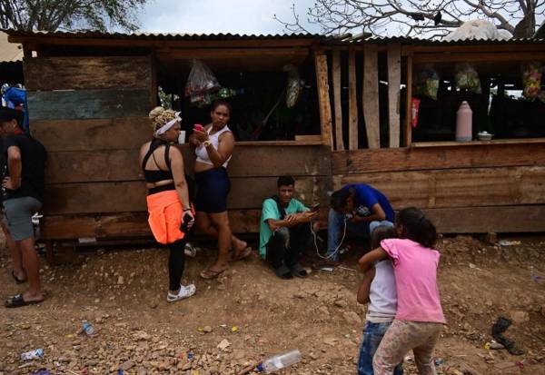En la fotografía se muestran migrantes durante su estancia en la Estación de Recepción de Migrantes en Lajas Blancas, provincia de Darién, Panamá, el 11 de marzo de 2024. FOTO MARTÍN BERNETTI / Afp