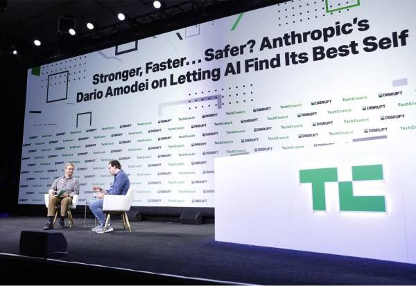 <i>(De izquierda a derecha) el escritor senior de TechCrunch Devin Coldewey y el cofundador y director ejecutivo de Anthropic, Dario Amodei, hablan en el escenario durante TechCrunch Disrupt 2023 en Moscone Center el 20 de septiembre de 2023 en San Francisco, California. Kimberly White/Getty Images para TechCrunch/AFPKimberly White / GETTY IMAGES NORTEAMÉRICA / Getty Images vía AFP</i>