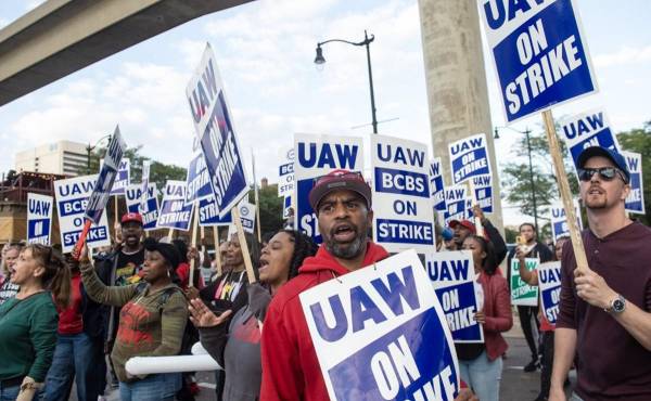 <i>Los empleados de Blue Cross Blue Shield muestran su apoyo a los miembros del sindicato United Auto Workers (UAW) mientras marchan por las calles del centro de Detroit luego de una manifestación el primer día de la huelga del UAW en Detroit, Michigan, el 15 de septiembre de 2023. FOTO MATTHEW HATCHER / AFP</i>