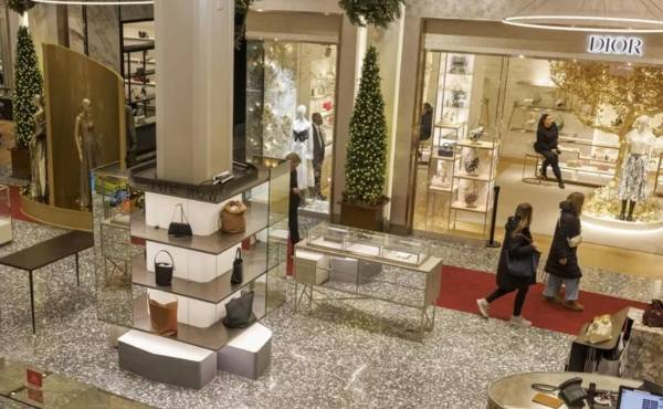 <i>El comunicado de la compañía advirtió que las tiendas de Saks Fifth Avenue “están abiertas y atienden a los clientes”. (Foto: EFE/Sarah Yenesel)</i>