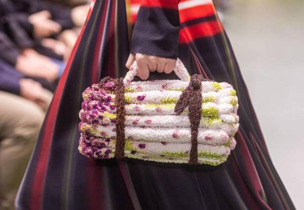 La metamorfosis del bolso: del gato de Valentino al vaso térmico de Balenciaga