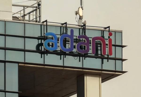 Con este movimiento, Adani busca reposicionar a India no solo como mercado tecnológico emergente, sino como proveedor global de infraestructura digital. (Foto: EFE)