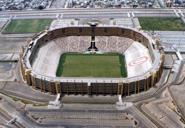 <i>Fotografia de archivo del Estadio Monumental de Lima, casa del Universitario de Deportes, que este lunes ha sido escogido por la Conmebol para acoger la final de la Copa Libertadores de 2025, como ya ocurrió en la de 2019.EFE/Mikhail Huacán.</i>