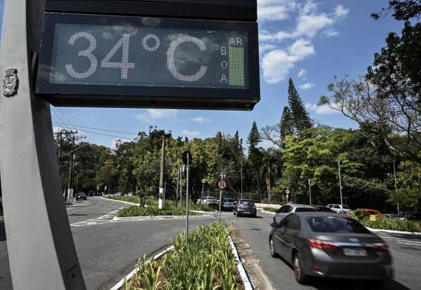 <i>Un reloj muestra la temperatura de 34 grados centígrados en Sao Paulo, Brasil. Los habitantes de la ciudad más grande de América Latina, con 11,5 millones de habitantes, se han visto sorprendidos por temperaturas casi diez grados superiores a la media de 24,5°C, según mediciones del Instituto Nacional de Meteorología (Inmet). FOTO AFP</i>