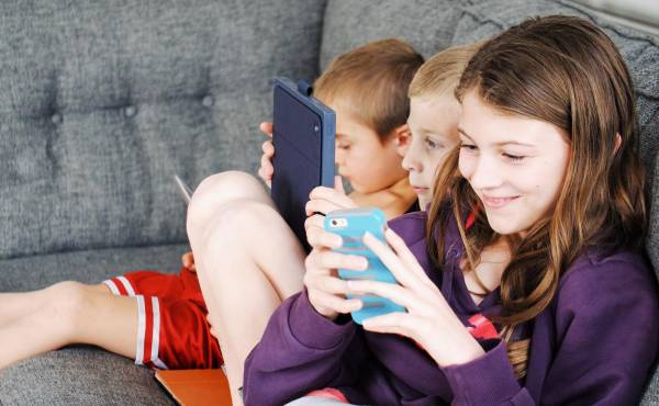 El uso de las redes sociales en una misma persona durante la adolescencia temprana se asoció prospectivamente con mayores síntomas depresivos un año después. Foto de iStock