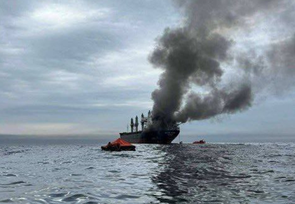 <i>La agencia UKMTO ha informado de que tres barcos han sido alcanzados en las últimas horas por proyectiles cerca del estrecho de Ormuz y en la propia vía, clave para el transporte energético. EFE/ Tasnim news agency </i>