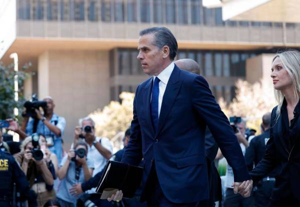 <i>Foto de archivo del hijo del presidente de EE.UU. Joe Biden, Hunter Biden (c). EFE/CAROLINE BREHMAN</i>