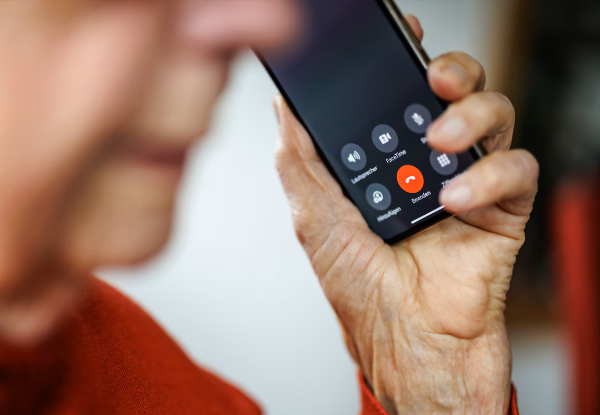 <i>Hoy los delincuentes utilizan inteligencia artificial para clonar voces, generar conversaciones creíbles, automatizar campañas masivas y personalizar ataques en tiempo real. Foto de iStock</i>