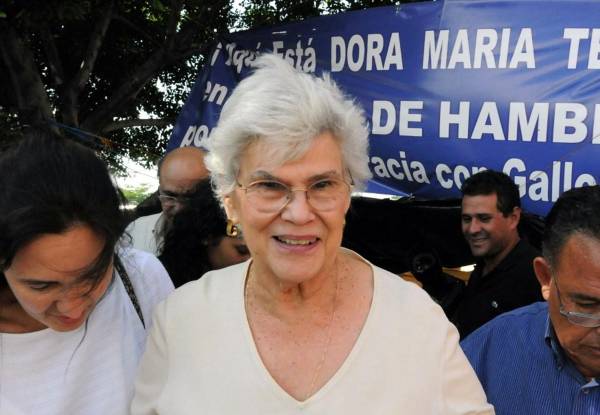 <i>La expresidenta de Nicaragua (1990-1997), Violeta Barrios de Chamorro (R), abandona la improvisada tienda donde la excomandante guerrillera y fundadora del Movimiento Renovador Sandinista (MRS), Dora María Téllez (fuera de cuadro) mantuvo una huelga de hambre, el 13 de junio de 2008, en el centro de Managua. FOTO AFP /Miguel ÁLVAREZ</i>
