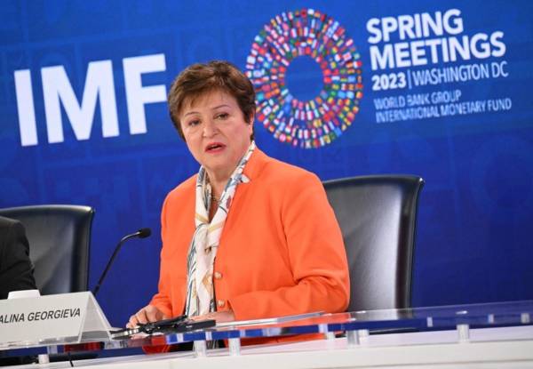<i>(ARCHIVO) La directora gerente del Fondo Monetario Internacional (FMI), Kristalina Georgieva, habla en una conferencia de prensa sobre la agenda política global en Washington, DC, durante las reuniones de primavera del FMI y el Banco Mundial, el 13 de abril de 2023. FOTO Mandel NGAN / AFP</i>