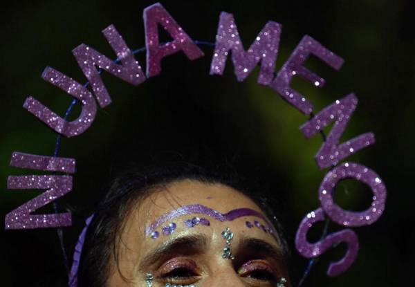 <i>Una mujer lleva un adorno en la cabeza con la leyenda Ni una menos durante una marcha para conmemorar el Día Internacional de la Mujer en Buenos Aires, el 8 de marzo de 2024. FOTO Luis ROBAYO/AFP</i>