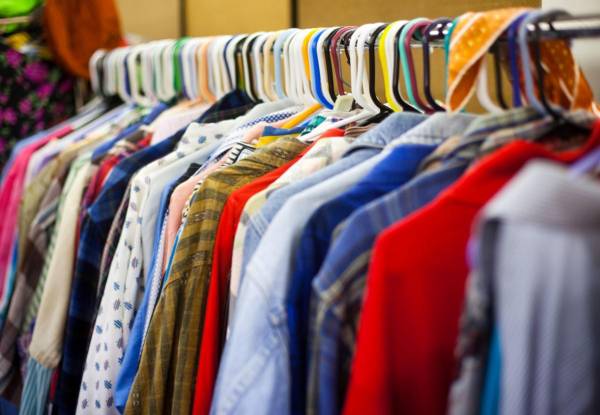 <i>Ropa en una tienda de artículos de segunda mano. FOTO timnewman/iSTOCK</i>