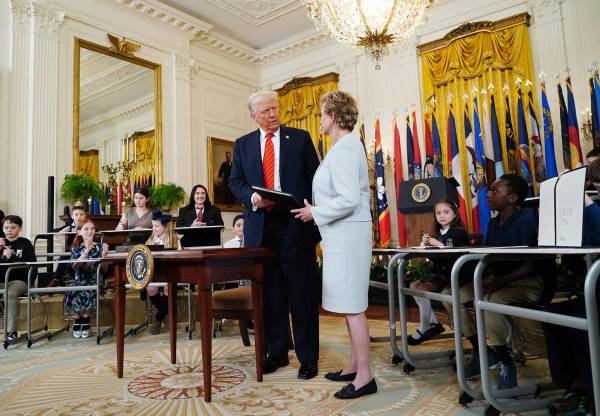 <i>El presidente de EE.UU., Donald Trump (I), se encuentra junto a la secretaria de Educación de EE.UU., Linda McMahon (D), después de firmar una orden ejecutiva para comenzar el proceso de desmantelamiento del Departamento de Educación en la Casa Blanca en Washington, DC, EE. UU. EFE/BONNIE CASH</i>