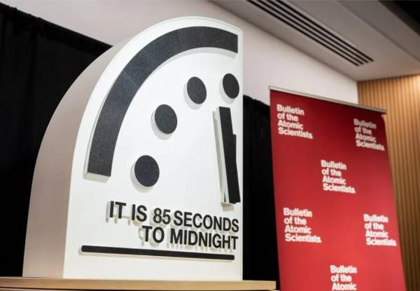 <i>Reloj del Juicio Final, fijado a 85 segundos para la medianoche, durante una rueda de prensa, este 27 de enero de 2026, en Washington (Estados Unidos). EFE/Christiani Inc./Boletín de Científicos Atómicos.</i>