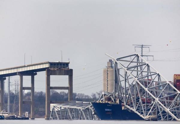 <i>Se limpian los escombros del puente Francis Scott Key derrumbado mientras comienzan los esfuerzos para reabrir el puerto de Baltimore el 31 de marzo de 2024, en Baltimore, Maryland. FOTO Tasos Katopodis/Getty Images/AFP</i>