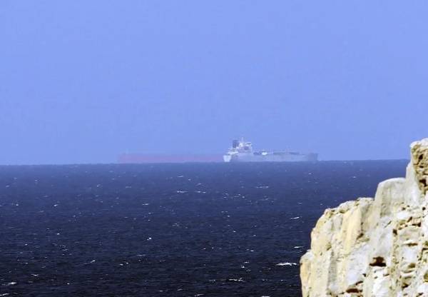El buque habría sido atacado por fuerzas iraníes, aunque la Guardia Revolucionaria de Irán asegura que la nave chocó contra minas instaladas a lo largo del Estrecho. (Foto: EFE)